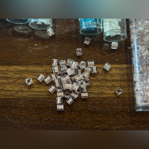 Variety of cube and triangle beads - Picture 3 of 8